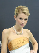 克萊斯勒300C:與眾不同 西洋美女惹目光