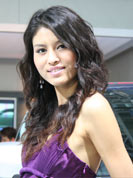 保時捷美女:穿紫色禮服透露出莊重典雅!