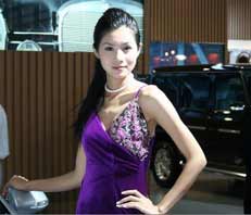 奔馳勞倫斯車模:冷艷氣質型美女的代表?